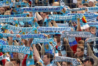 Der städtische Fußball hat schon sehr gute Zeiten erlebt – Chemnitzer Fans zeigen ihre Schals.