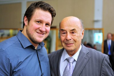 Werner Arnold (re.) mit Olympiasieger Matthias Steiner bei einer Festveranstaltung in Chemnitz 2013.