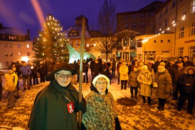 Nachtwächter Christian Bretschneider und Ehefrau Hannelore beim Auftakt des Neujahrsspaziergangs: Knapp 100 Menschen nahmen teil.