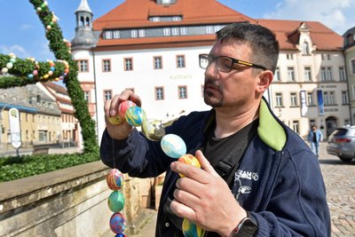 Prüfender Blick auf die Dekoeier - Mirko Kallweit checkt die Schmuckteile.