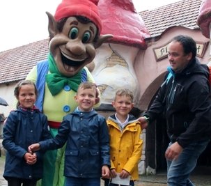 Vater Jens Günther aus Sausedlitz bringt die siebenjährigen Jette, Malte und Finn (v.l.) in Position fürs Foto mit Plohni. 