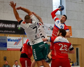Da konnten sich die Abwehrspieler aus Wittenberg-Piesteritz noch so sehr strecken: Vaclav Klimt (rechts) war einmal mehr kaum zu stoppen und erzielte 14 Tore für den HC Glauchau-Meerane. 