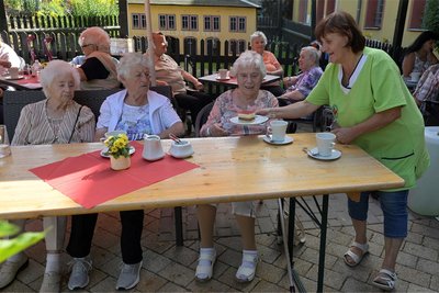 Ute Dölling, Mitarbeiterin im Bereich Pflege in der Goldenen Sonne in Oelsnitz, organisiert die monatlich stattfindende, beliebte Nachmittagsveranstaltung „Kaffeetrinken mit Ute“.