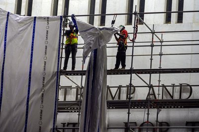 Arbeiter haben laut dem Kennedy Center Trumps Namen von der Fassade der Kultureinrichtung entfernt. 