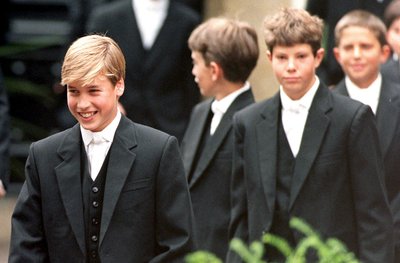 Auch Prinz William gehört zu den Absolventen. Hier ist er an seinem ersten Tag an der Schule im Jahr 1995 zu sehen. (Archivbild)