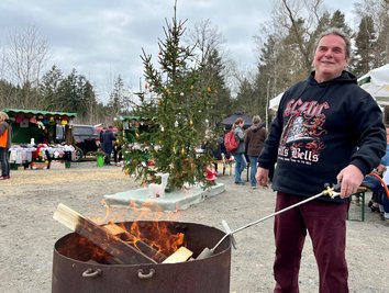 Detlef Richter vom SCC Schönberg macht Feuer zum Weihnachtsmarkt.