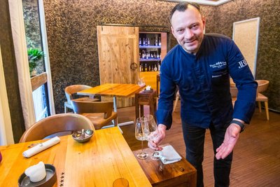 Benjamin Unger, Küchenchef und Geschäftsführer im Hotel „Blauer Engel“, Aue, brät sich Heiligabend noch ein schönes Entrecôte.