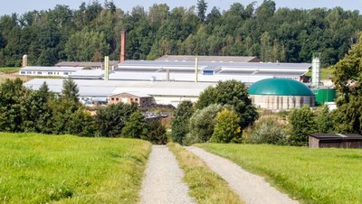 Vom Areal der ehemaligen Milchviehanlage ausgehend ist es zu einer Gewässerverunreinigung durch Abfälle aus Silos oder Biogasanlagen gekommen. Fachbehörden sind tätig, die Staatsanwaltschaft hat Ermittlungen eingeleitet. Wer war es? Fraunhofer betrieb dort Bioenergie-Forschung und weist jede Verantwortung zurück. 