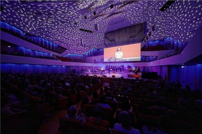 Der Sucher im Mittelpunkt: Felix Räuber mit seinem Ensemble bei der Uraufführung der "Sinfonie der Kulturen" im Kulturpalast Dresden.