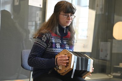 In Markneukirchen läuft bis 26. April eine Sonderschau, in der junge Instrumentenbauer ihre Arbeiten zeigen. Malin Kießling spielte zur Eröffnung auf einer von ihr gebauten Konzertina.