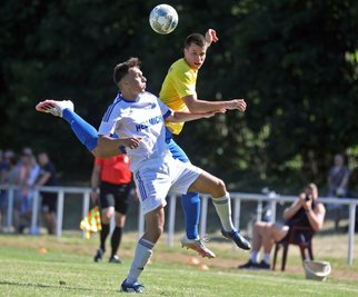 Auch Adrian Saalfeld vom VfB Empor Glauchau (weißes Trikot), hier im Kopfballduell mit Moritz Butzke, zeigte zum Landesligastart vollen Einsatz. Gegen starke Tauchaer reichte das aber nicht zum Punktgewinn. 