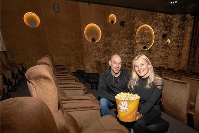 Die Betriebsleiter vor Ort, Bärbel Winter und Matthias Fischer, in einem der sanierten und neu bestuhlten Kinosäle. 
