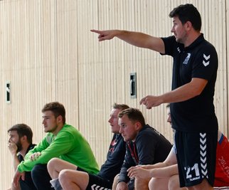 Richtung Klassenerhalt will Trainer David Kylisek (rechts) die Mannschaft des HC Glauchau/Meerane navigieren - gern auch in der "De-luxe-Variante". 