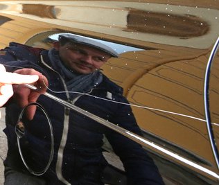 Mit langen, feinen Kratzern hat der mutmaßliche Täter auch das schwarze Auto von Daniel Schmutzler verschandelt.