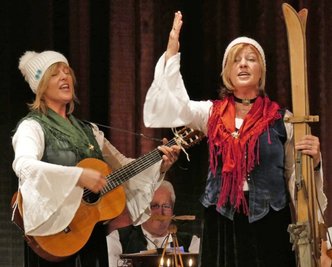 Ulrike Wingenbach (l.) und Konstanze Neu-Müller sind das Hessische Erzgebirgsduo, hier bei einem TV-Auftritt. 