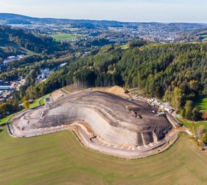 Diese Drohnenaufnahme aus der Luft zeigt den aktuellen Stand der Haldensanierung und die erkennbare, neue Profilierung des "Knochens" in Raschau-Markersbach. Seitlich an der Halde ist bereits das neue Regenrückhaltebecken zu sehen, ebenso wie die begonnene Umfahrung. 