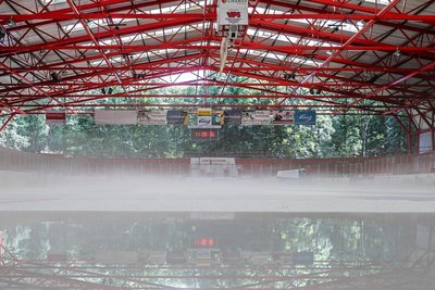 Schwierige Bedingungen im halboffenen Stadion. 