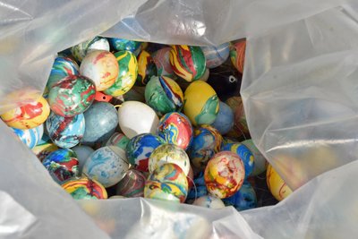 Eier aus dem Sack: 2000 Exemplare warten darauf, den Brunnen in Oederan zu schmücken.