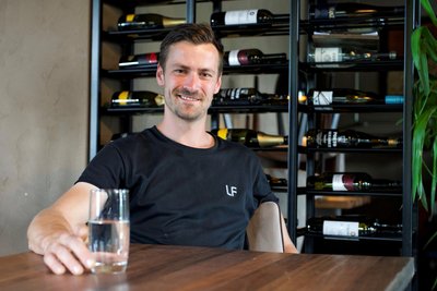 Kevin Seidel vom Restaurant „Lokalfilet“ in Oelsnitz im Vogtland, mag es Heiligabend bodenständig: Wiener, Kartoffelsalat, Wurst und Käse, frischen Gurkensalat. Dieses Jahr kommt zudem noch ein Käsefondue auf den Tisch.