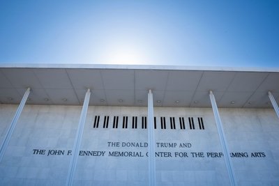 So sah die Aufschrift auf der Fassade der Kultureinrichtung nach der Umbenennung in Trump Kennedy Center aus. (Archivbild)