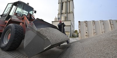 56 Meter hoch ist der Mischturm der Trockenmörtel-Firma Sakret in Diethensdorf. Mitarbeiter Uwe Wittmann bringt Sand vom Lager zur Mischanlage.