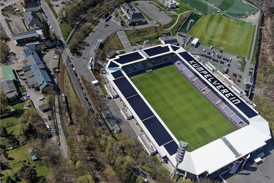 Das Erzgebirgsstadion aus der Luft. Oben die Westtribüne. Dahinter die von der großen Freitreppe verbundenen Plätze, die die Fans am Sonnabend dem verdienstvollen Trainer, der im Januar gestorben war, widmen wollen. 