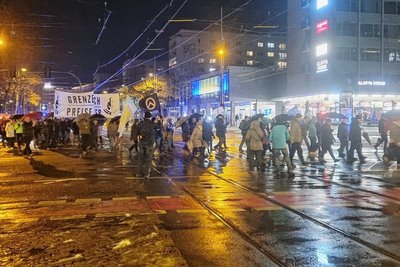 Etwa 400 Menschen demonstrierten am Montag in der Chemnitzer Innenstadt. 