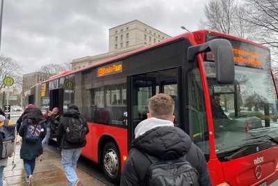 Der SEV-Bus zum Bahnhof Dresden-Plauen hält an der Strehlener Straße in Dresden, wenige Gehminuten vom Hauptbahnhof entfernt.