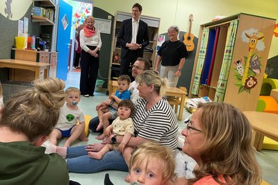Sachsens Kultusminister Conrad Clemens (CDU) beim Besuch einer sächsischen Kindertageseinrichtung.