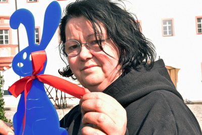 Cornelia Naumann zupft die Schleife eines Osterhasen in Form.
