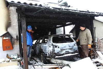 Begutachtung des Schadens: Ein VW und das Carport wurden am Sonntagabend ein Opfer der Flammen.