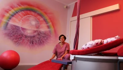 Klinikatmosphäre war gestern. Heute können Frauen sitzend, stehend oder liegend ihr Kind zur Welt bringen. Hebamme Mandy Süß zeigt die Ausstattung in der Klinik Erlabrunn. Diese Klinik wurde von den meisten Müttern weiterempfohlen.            