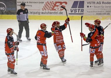 Jubel über den Siegtreffer für die Eispiraten, 25 Sekunden vor der Schlusssirene.
