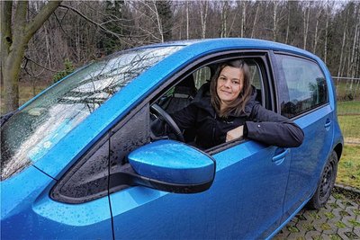 Linda Briesnitz aus Putzkau fährt seit 2018 einen geleasten Seat Mii. Weil es kein Nachfolgemodell gibt, steigt die 42-Jährige notgedrungen auf ein größeres Auto um. 