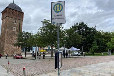 Busse für Stadtrundfahrten dürfen am Roten Turm halten. Touristen steigen aus, gehen eine Runde zu Fuß und werden dann wieder abgeholt. Für die Zwischenzeit fehlen Busparkplätze.