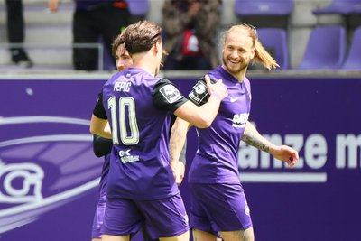 Torschütze Marvin Stefaniak (rechts) und Mirnes Pepic feiern den Treffer zum 1:0.