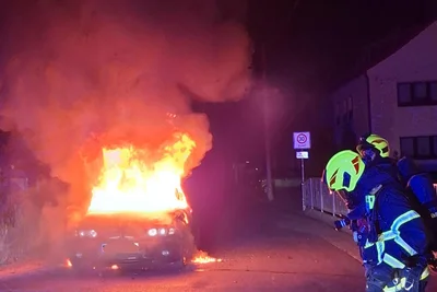 Die Rochlitzer Feuerwehr musste ein brennendes Auto löschen.