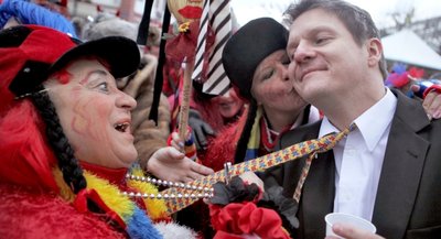 Den Schlips abzuschneiden, gilt als ganz gewöhnliche Sachbeschädigung. Zur Weiberfastnacht hat dieser Brauch jedoch meist keine rechtlichen Folgen.