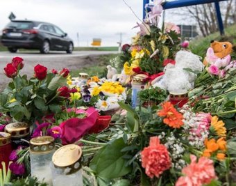 Die Anteilnahme ist groß: Blumen, Kerzen und Plüschtiere an der Haltestelle, an der die Schülerin angefahren wurde.