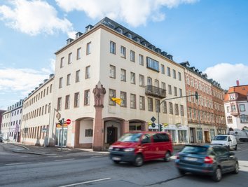 Sucht einen neuen Eigentümer: die alte Kreissparkasse an der Goethestraße in Aue. 