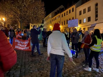 312 Menschen gingen am Montagabend wieder in Auerbach auf die Straße.