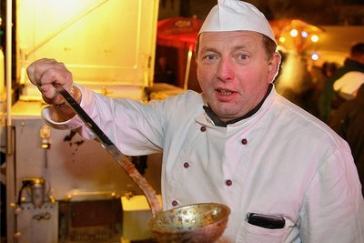 Bei Matthias Preiß gibt es an der Feldküche erzgebirgische Linsensuppe. 