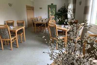 Im großen Saal des Bürgerhauses wird es künftig Lesungen und Brunch geben. Nächste Veranstaltung ist „Knaststorys“ am 17. April.