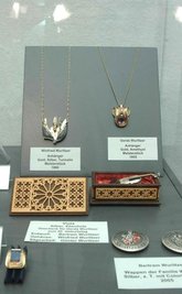 
              <p class="artikelinhalt">In dieser Vitrine werden ihre Meisterstücke zur Schau gestellt.</p>
            