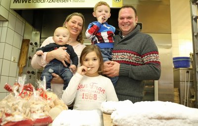 Eispiraten-Trainer Chris Lee holte sich gestern gemeinsam mit seiner Frau und seinen drei Kindern Jaxon, Julie und Cooper (von links) in einer Crimmitschauer Backstube Appetit für die Weihnachtsfeiertage.