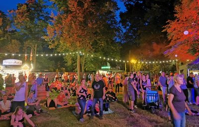 Nachts wird es dann rockiger und das Publikum erwachsener. Das Mitbringen von Picknickdecken ist ausdrücklich erwünscht.