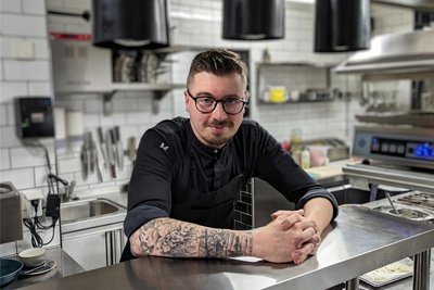 Peter Jahn, Küchenchef im Restaurant „Zur Bimmelbah“, Neudorf. Bei Familie Jahn gibt es „Toppkließ“, eine „superfeine“ Neudorfer Bratwurst und Sauerkraut.