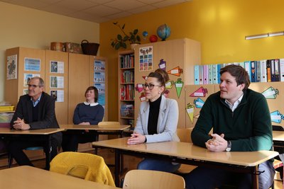 Sachsens Kultusminister Conrad Clemens (CDU/rechts) beim Besuch einer Grundschule in Schwarzenberg.