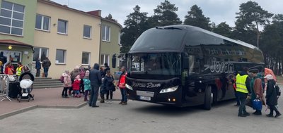 Vor einem Auffanglager im Osten Polens bestiegen ukrainische Flüchtlinge einen Reisebus mit Fahrtziel Zwickau. 