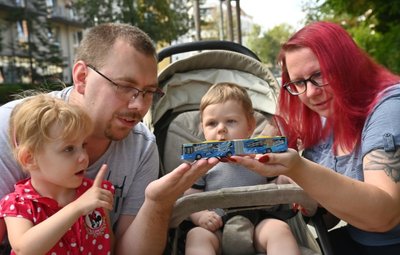 Familie Panse hat eine ganz besondere Beziehung zu Bussen, die auch schon auf die jüngeren Familienmitglieder abfärbt. Im Bild: Mia (2), Ralf, Luca (9 Monate) und Sophie Panse. 